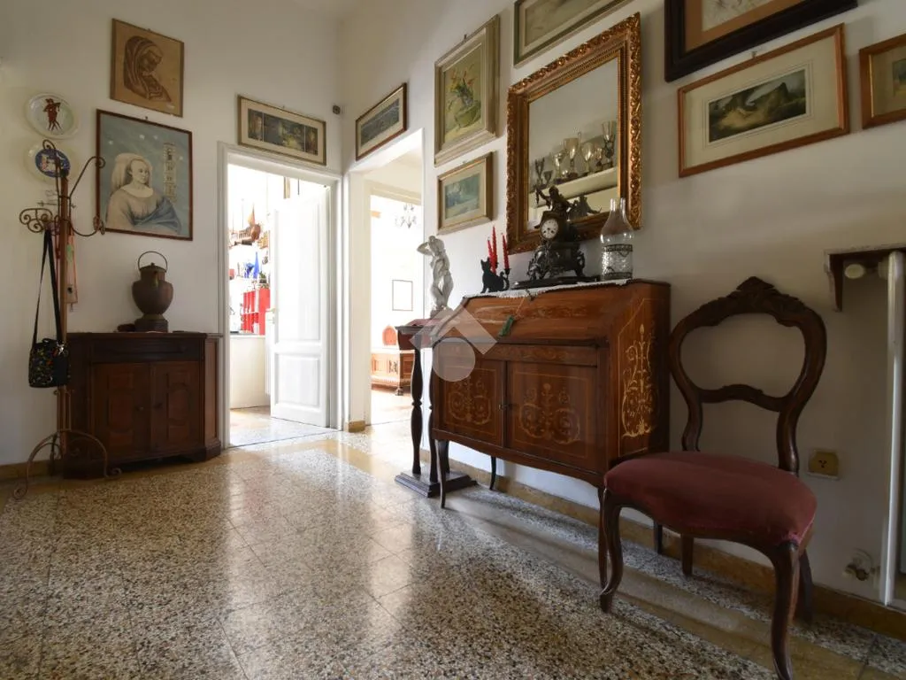 Entrée - 4-Room Apartment with Balcony in Florence