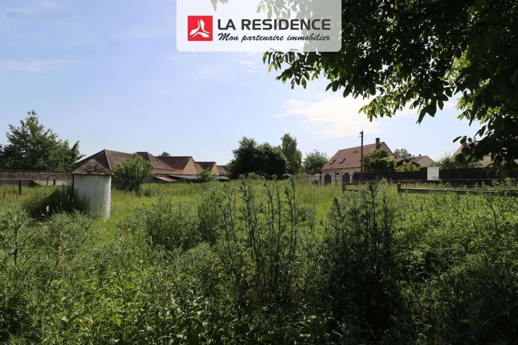 Aed - Non-Viabilised Plot with 41m Façade in Magny-En-Vexin