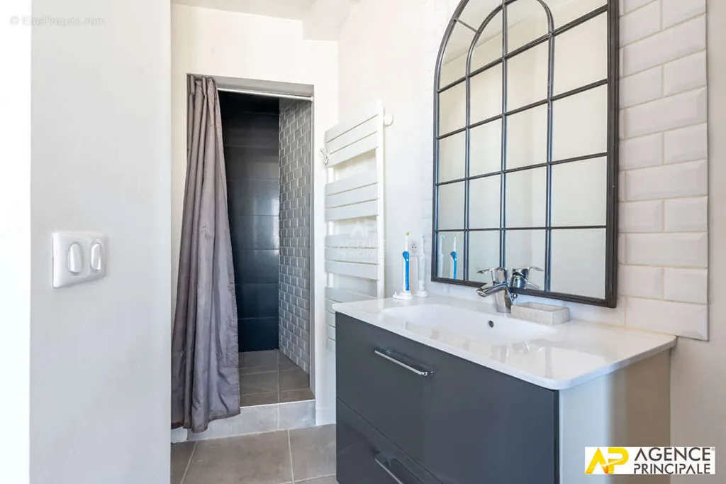 Salles de bain - Appartement avec Vue Dégagée au Centre de Maisons-Laffitte