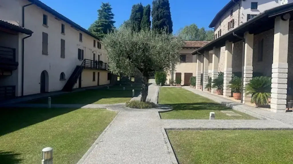 Aed - Two-Level Apartment in Historic Casetta, Salò