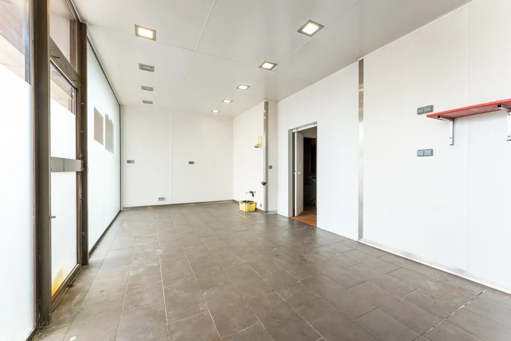 Esik - Commercial Ground Floor in De Panne