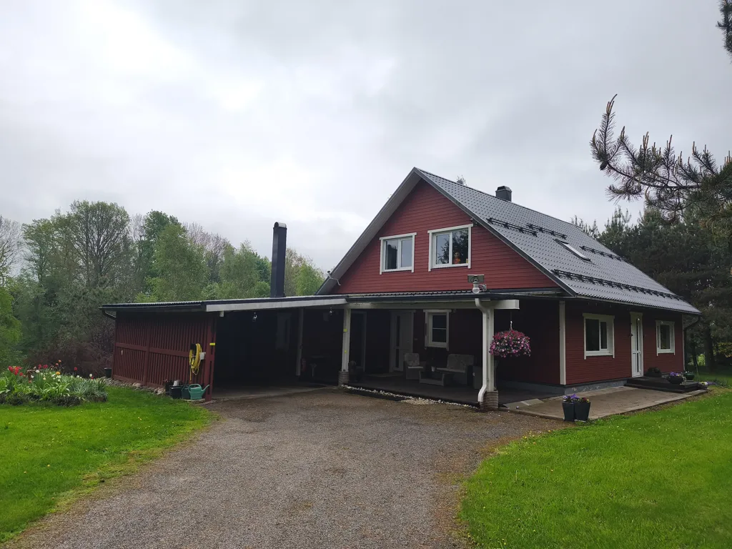 5-toaline maja asukohas Tori vald
