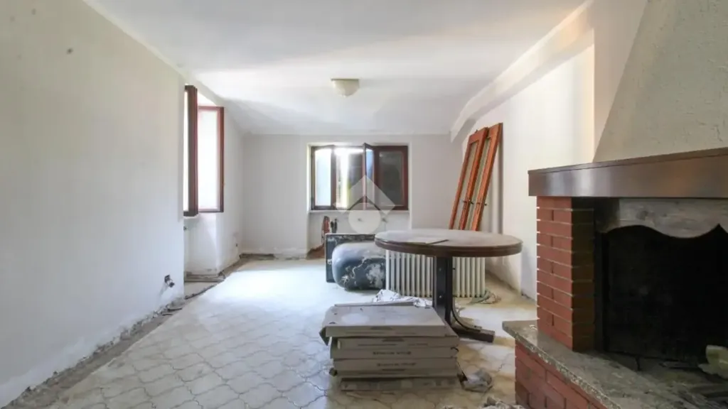 Elutuba - Triplex with Balcony in Vestone