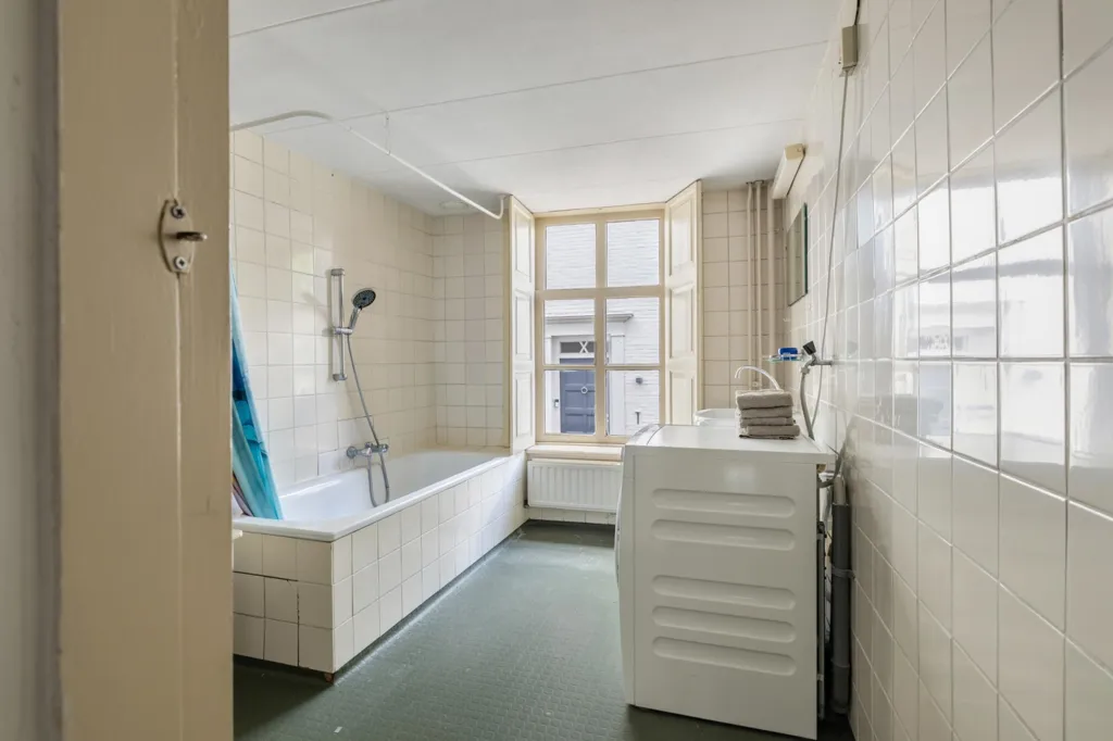 Bathrooms - Monumental Villa with Historical Charm in Breda