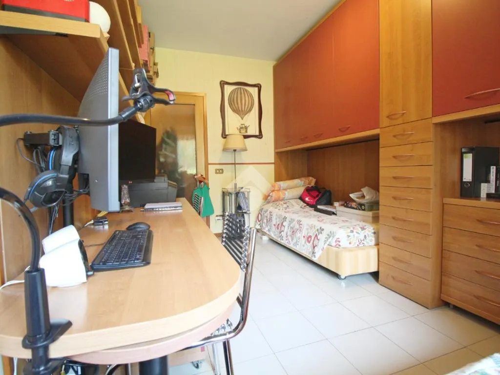 Bureau - 4-Bedroom Apartment with Private Garden in Prato