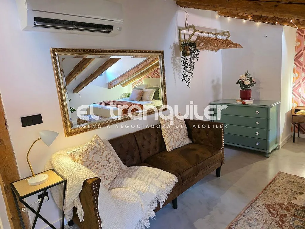 Soggiorno - Studio with Air Conditioning in De la Luna Street
