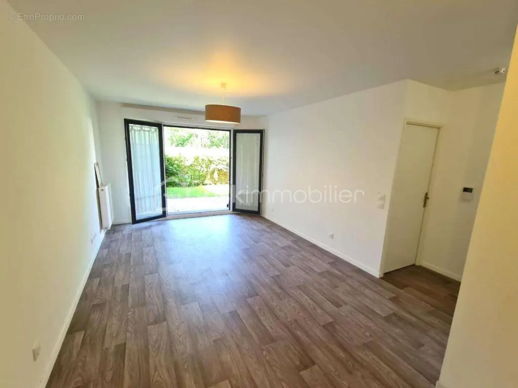 Magamistoad - Bright 2-Bedroom Apartment with Private Garden in Quiet District