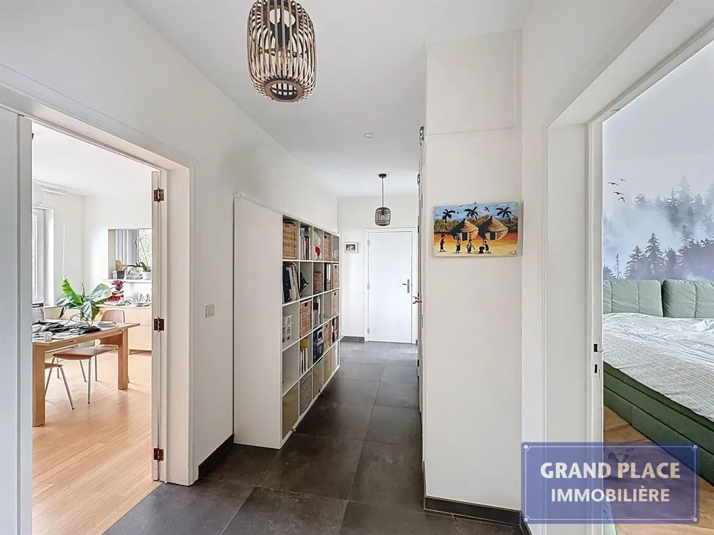 Entrée - Immeuble avec Entrepôt et Appartements Rénovés près de Bruxelles