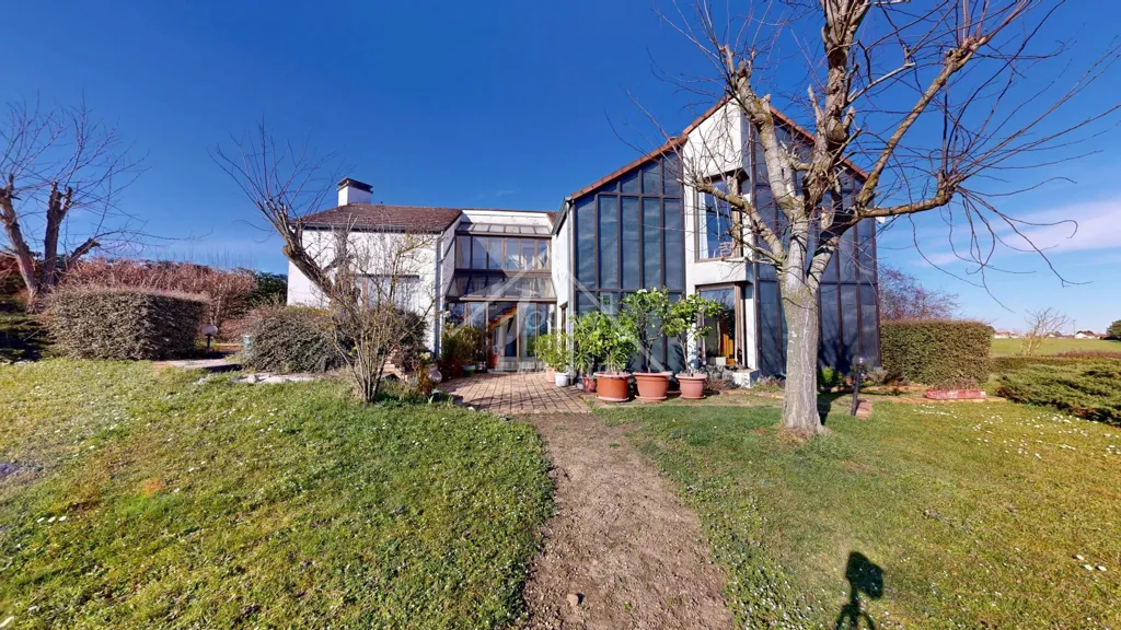 Giardino - Architect-Designed House with Garden in Countryside