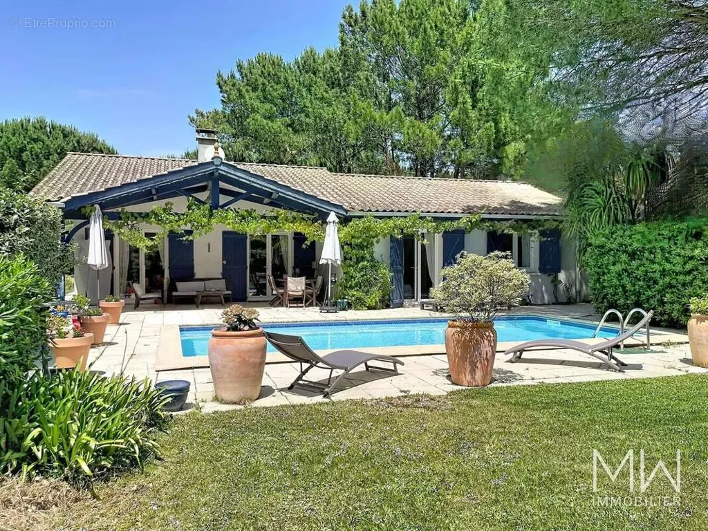 Piscine - Villa avec Piscine et Terrasse au Village du Canon
