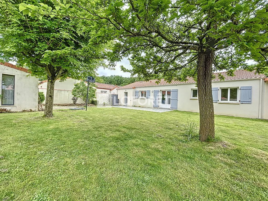 Aed - Spacious Bungalow with Garden in Cholet