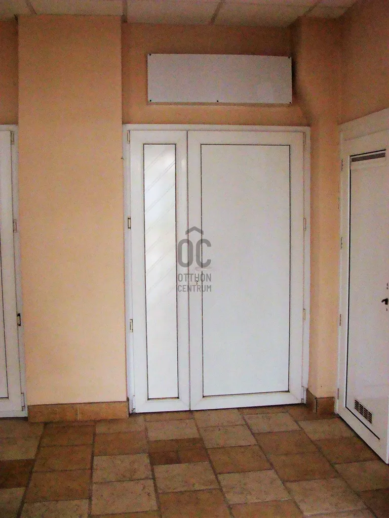 Entrée - Industrial Unit with 24hr Security in Solymár