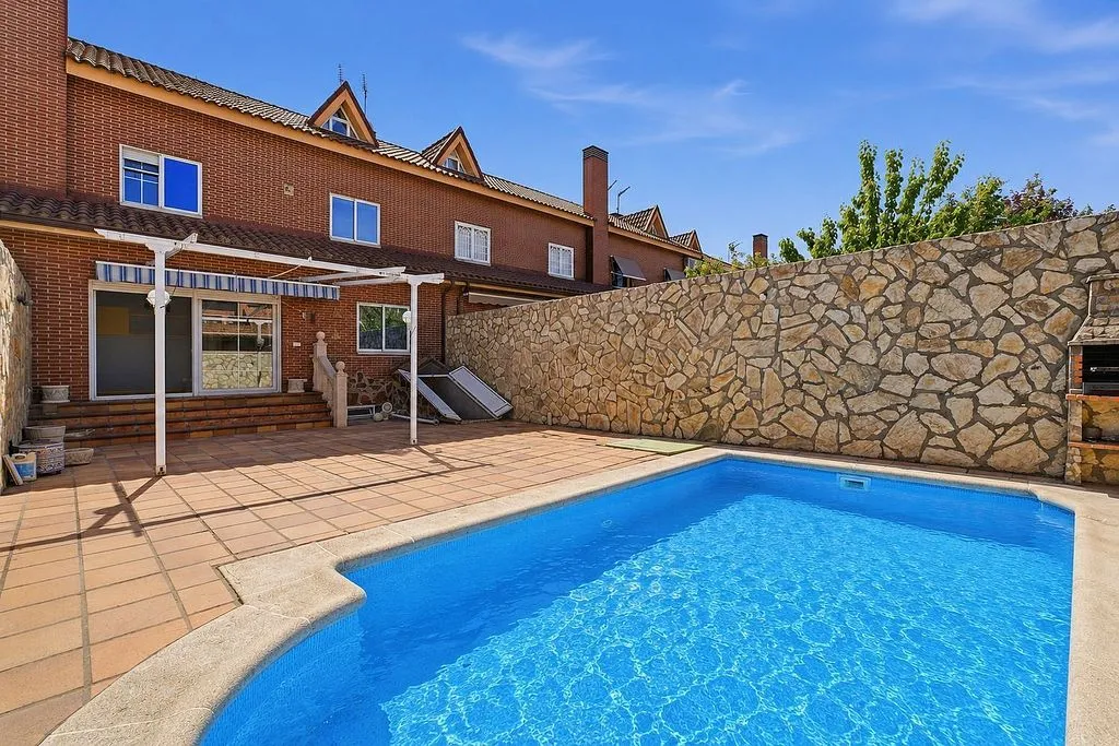 Bassein - Terraced House with Pool in Rivas Centre