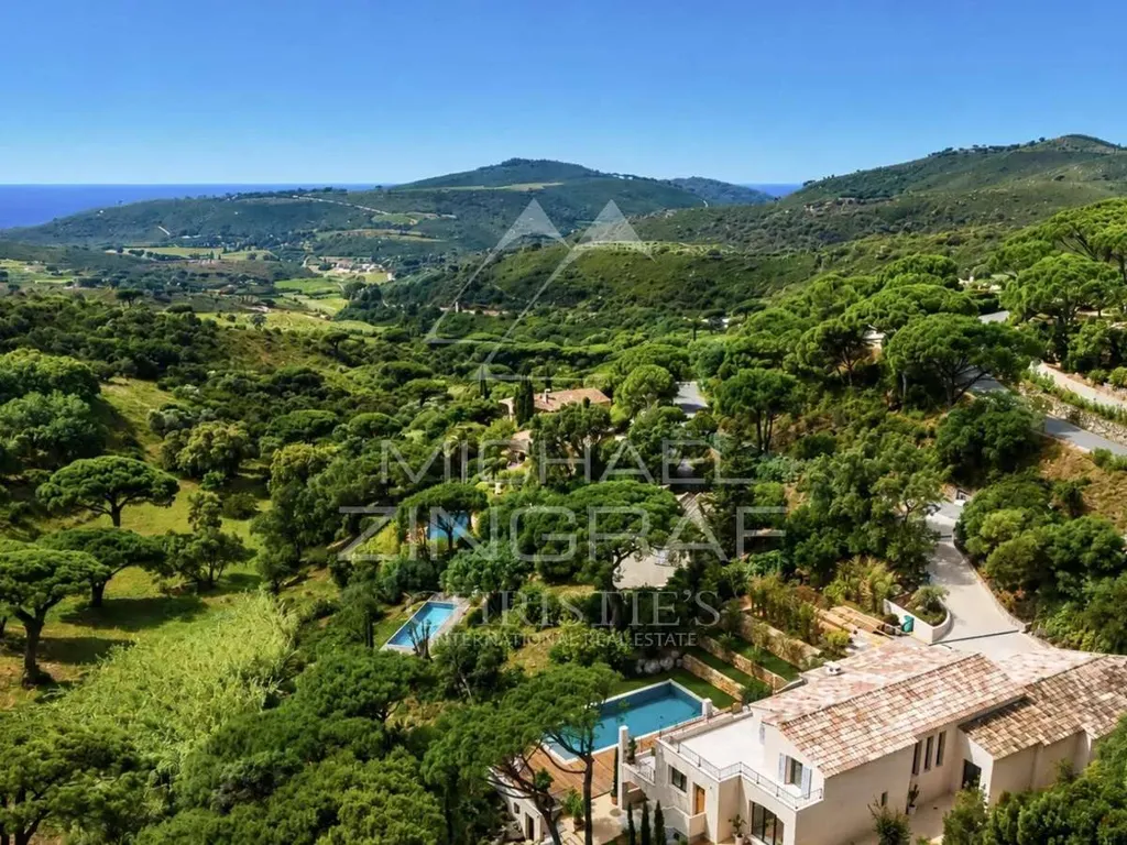 Vue aérienne - Villa Luxueuse avec Vue Mer à Ramatuelle