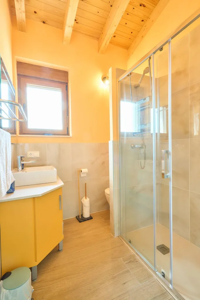 Salles de bain - Rustic Chalet with Pool in Santiz