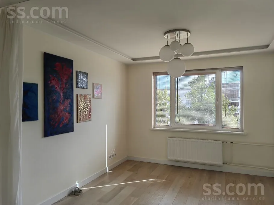 Magamistoad - Modern Apartment with Balcony in Zolitūde, Riga