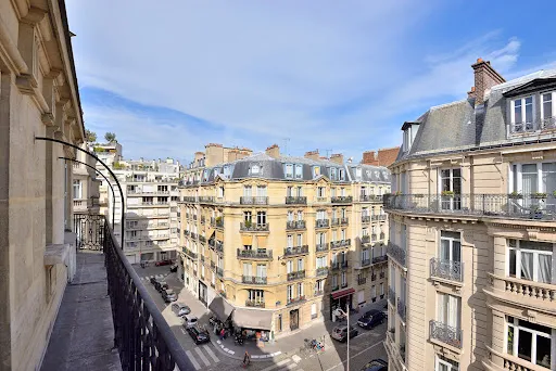 Rõdu - Haussmannian Flat with Balcony in Paris 15th