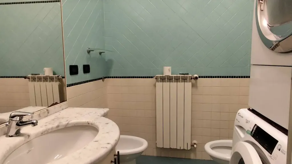 Salles de bain - Armed Two-Bedroom Flat with Private Parking in Rovato