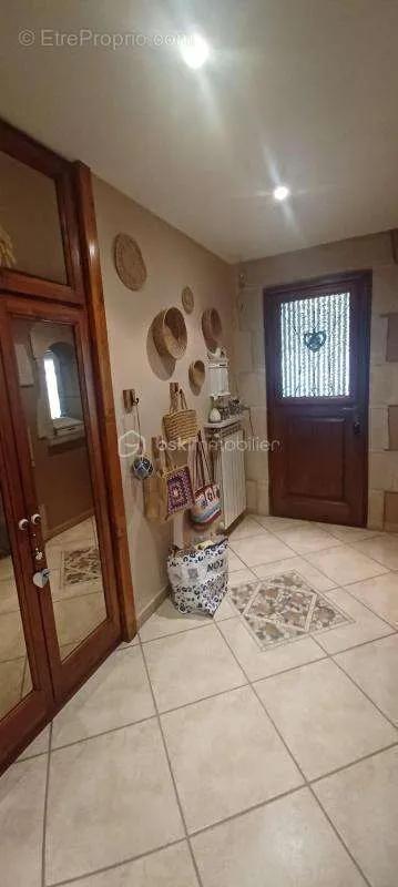 Entrée - Villa Traditionnelle avec Studio et Piscine à Vendre