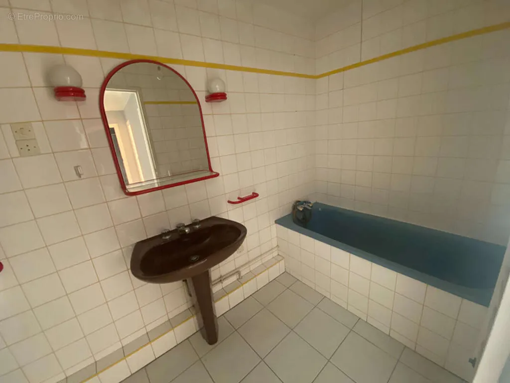 Salles de bain - Appartement à Rénover avec Balcon à Dijon
