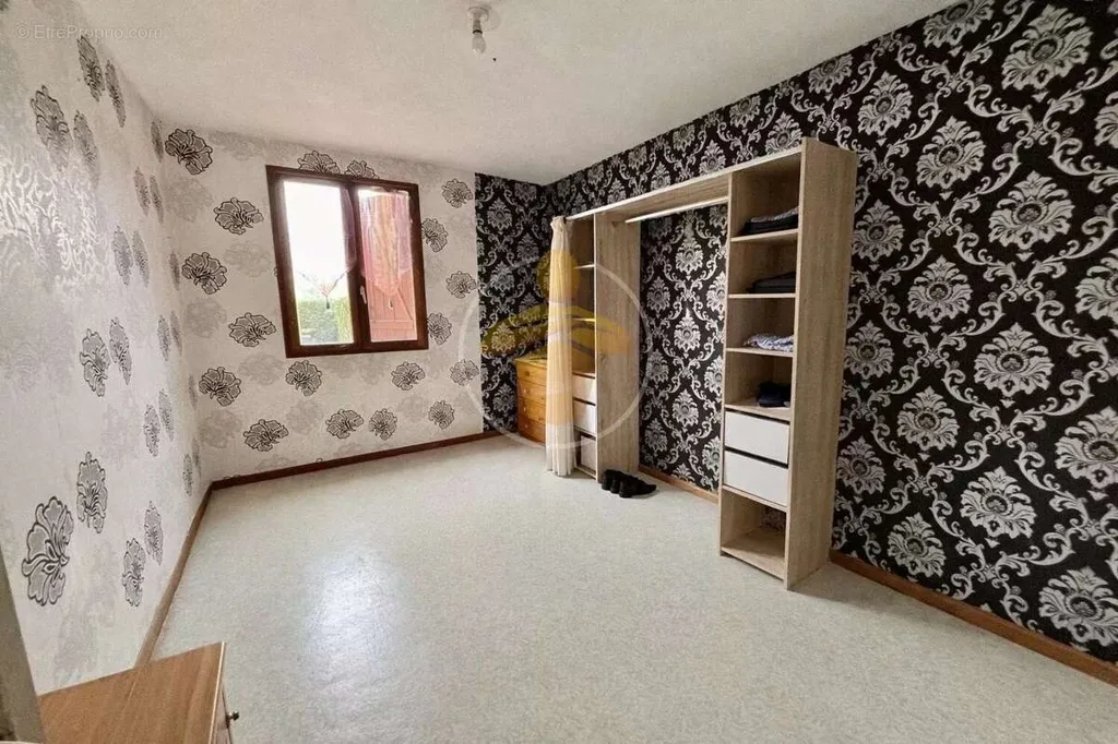 Chambres - Pavillon à Rénover avec Jardin à Tergnier
