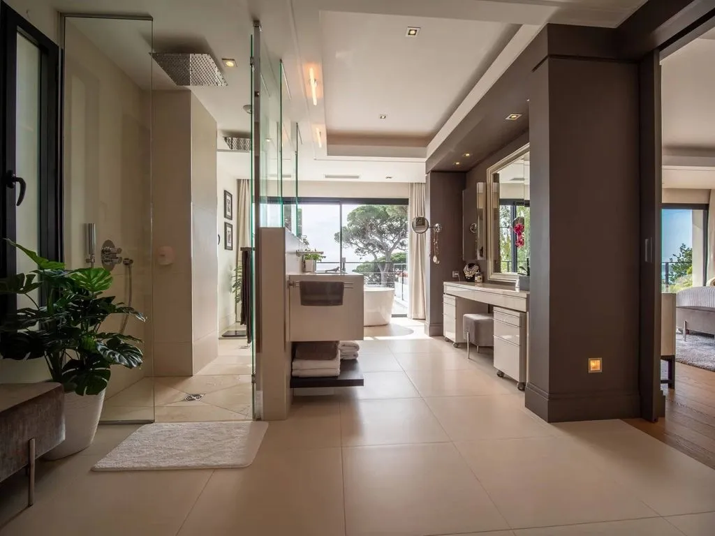 Salles de bain - Villa Contemporaine avec Vue Mer à Cannes