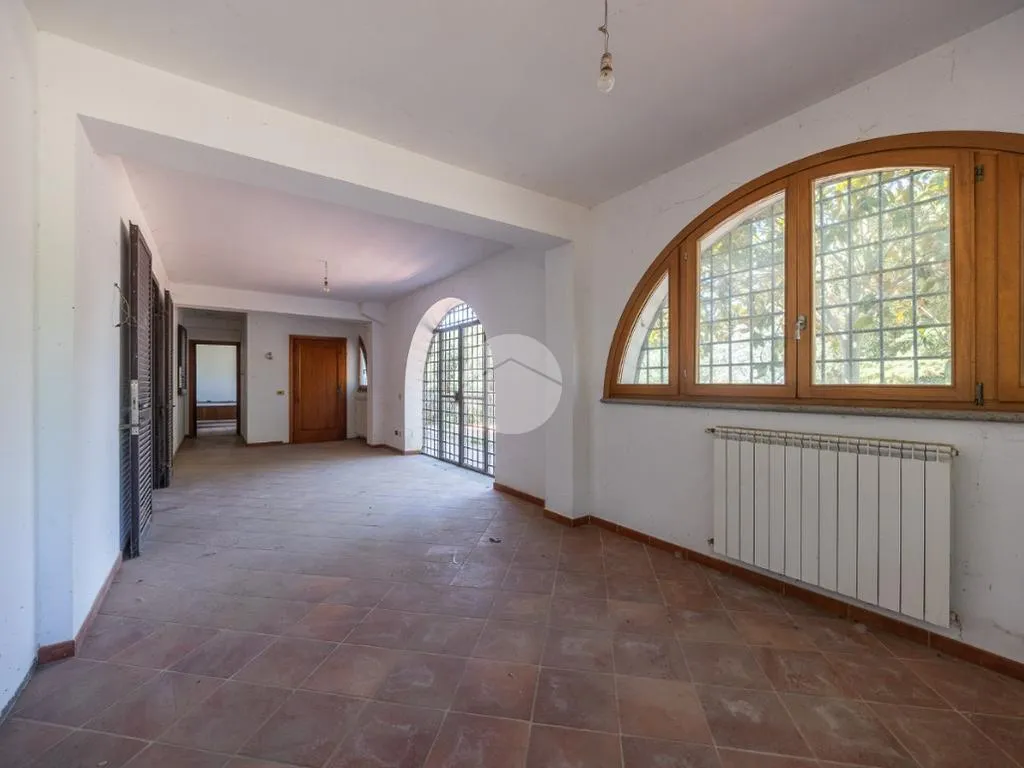 Entrée - Versatile Villa with Olive Grove in Guidonia Montecelio