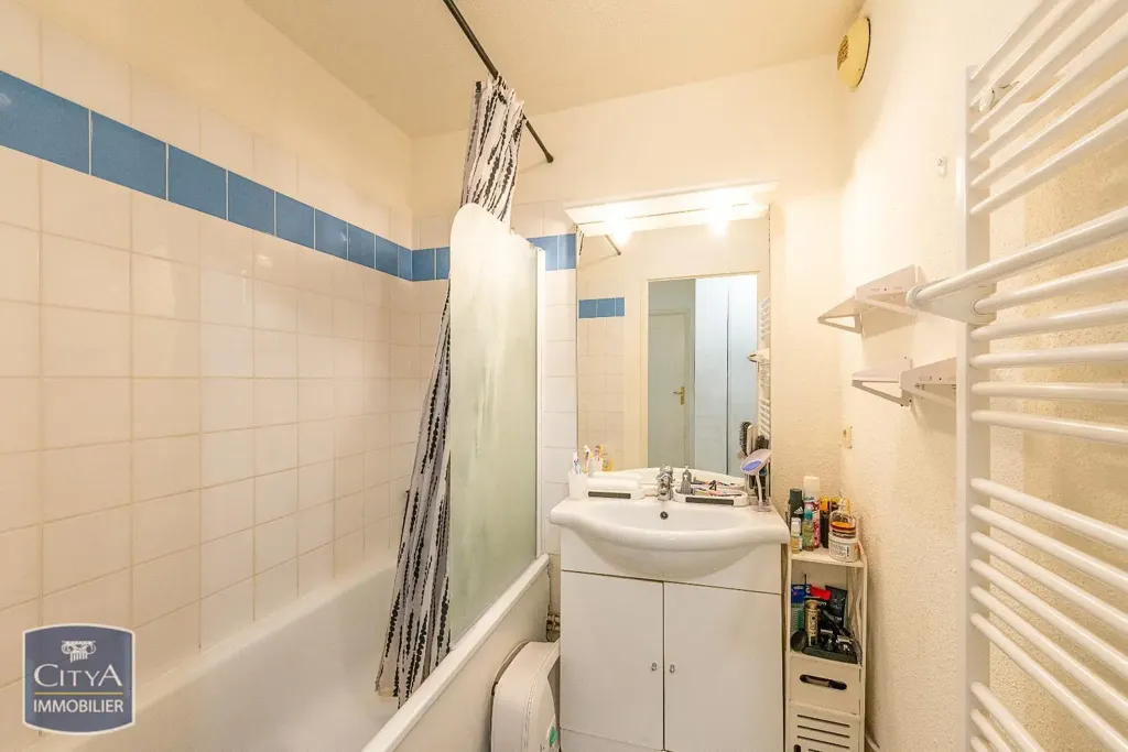 Vannitoad - Modern Apartment with Balcony in Louvroil