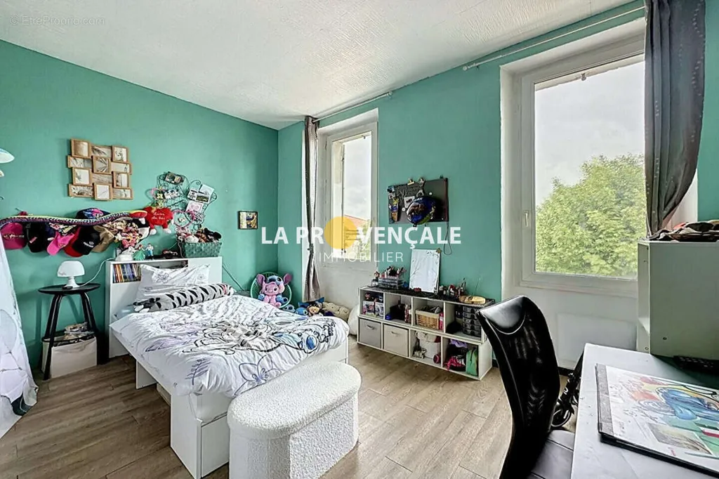 Chambres - Appartement avec accès aux combles au centre de Trets