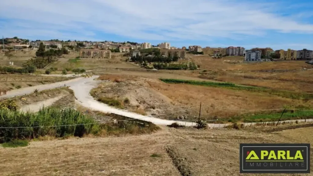 Villa with 9,500m² Land in Canicattì