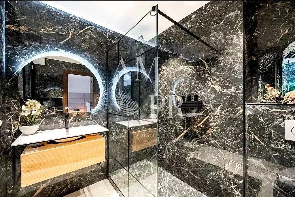 Bathrooms - Luxury Flat with Sea View in Le Cannet