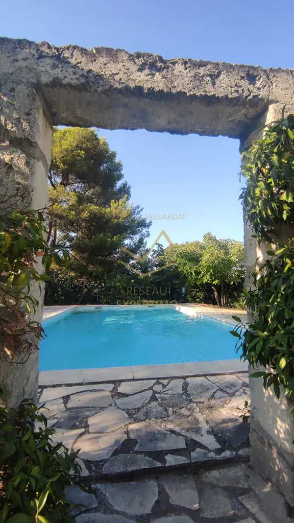 Piscine - Propriété Panoramique avec Piscine à Cavaillon