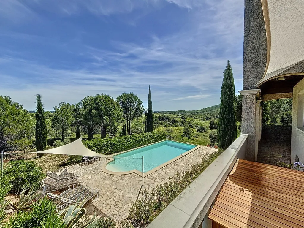 Piscine - Villa d'Architecte avec Piscine dans un Environnement Calme