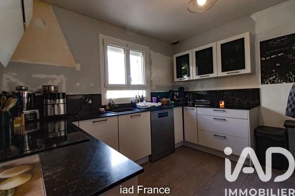 Cuisine - Maison Traditionnelle avec Garage à Freneuse