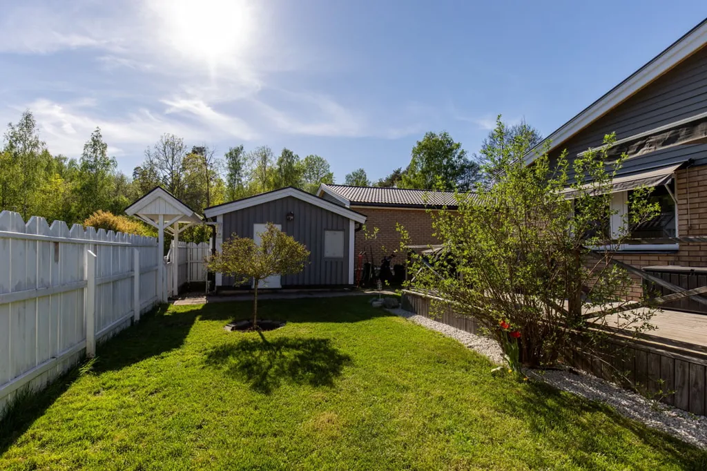 Aed - Two-Storey Villa with Garden in Hovsta