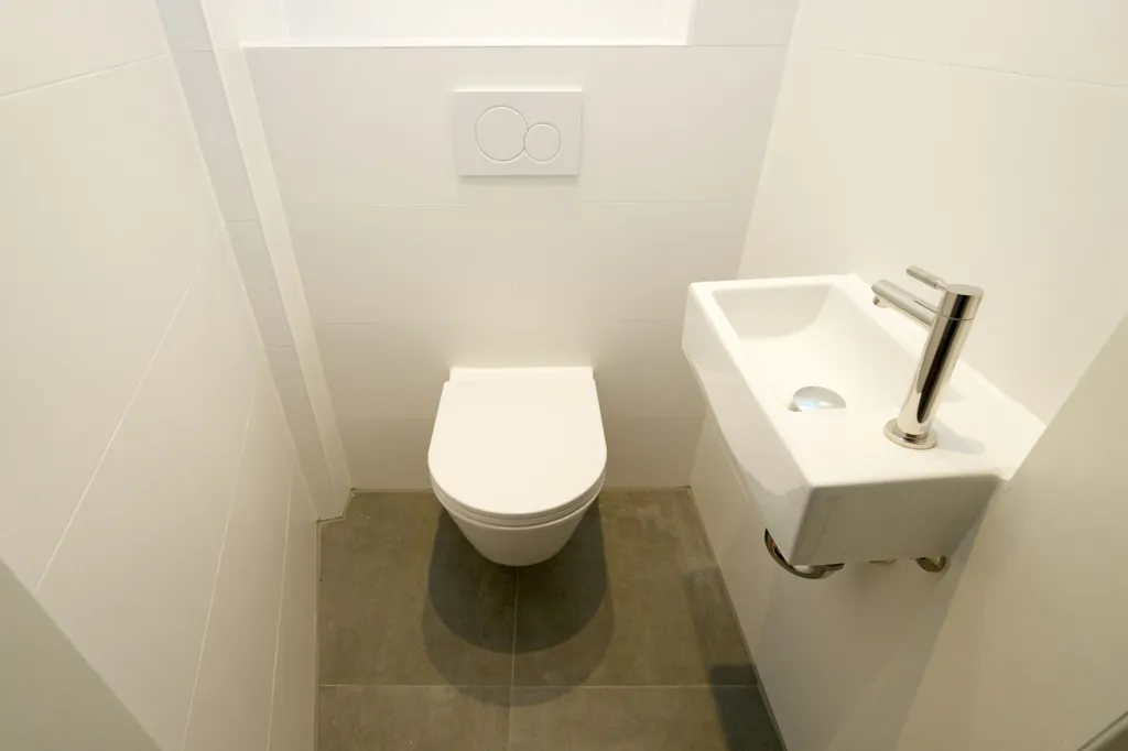 Salles de bain - Renovated 3-Bed Apartment with Balcony in Den Haag