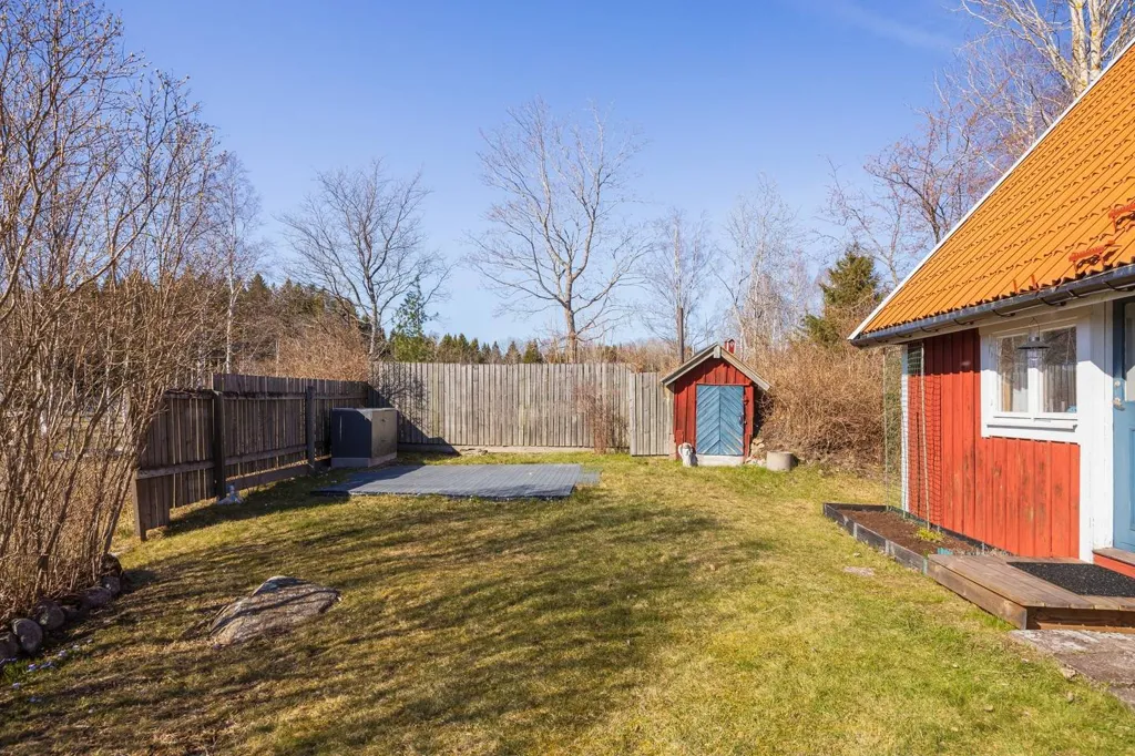Garden - Cottage with Private Beachfront near Gävle