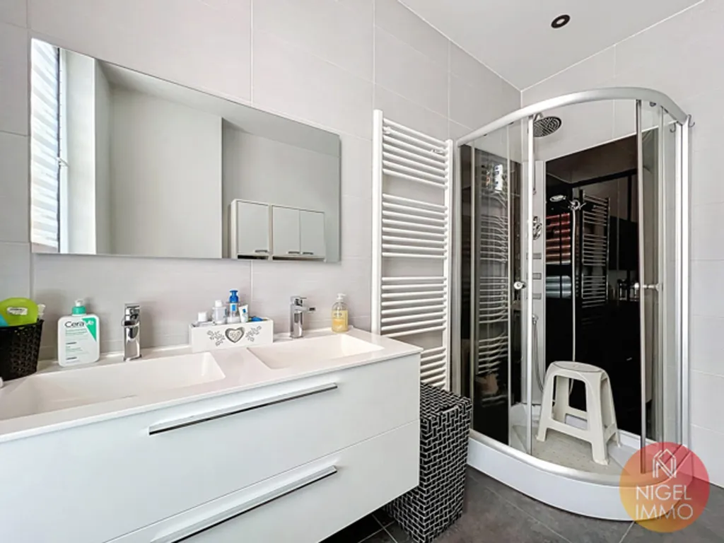 Salles de bain - Maison 2 Façades avec Panneaux Solaires à Herstal