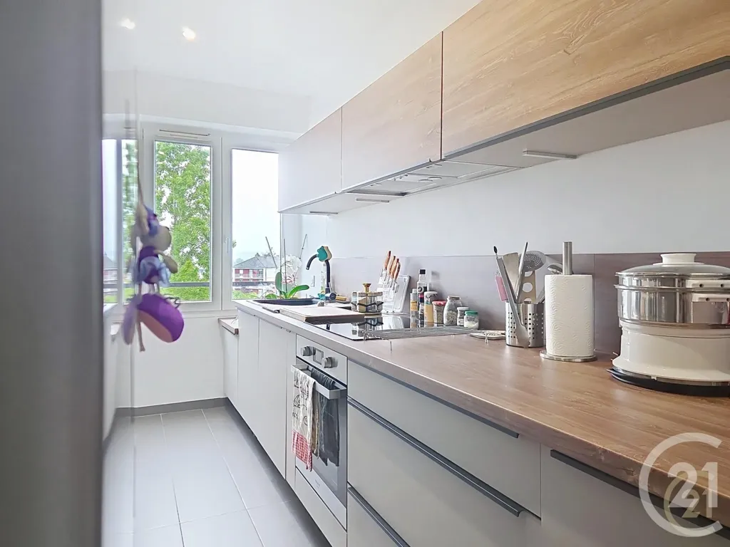 Kitchen - 3-Bed Apartment with Parking in Compiègne