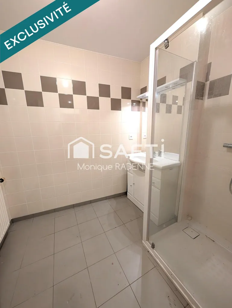 Salles de bain - Maison individuelle en briques avec jardin à Bailleulmont