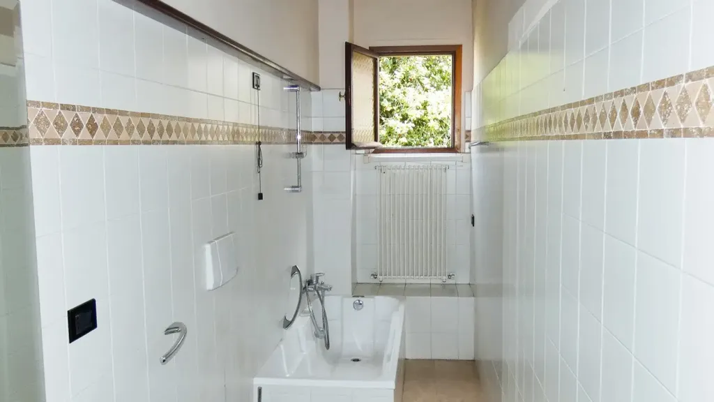 Salles de bain - Characterful Townhouse with Garden Access in Fabriano