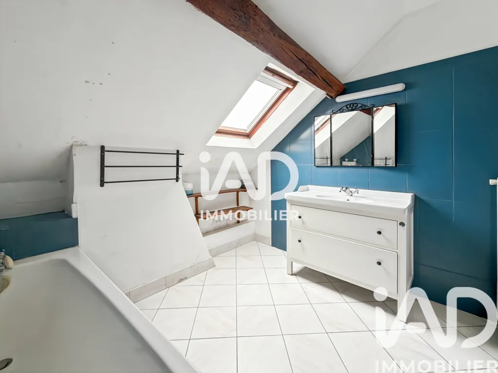 Vannitoad - Charming 5-Bedroom Apartment in Sens