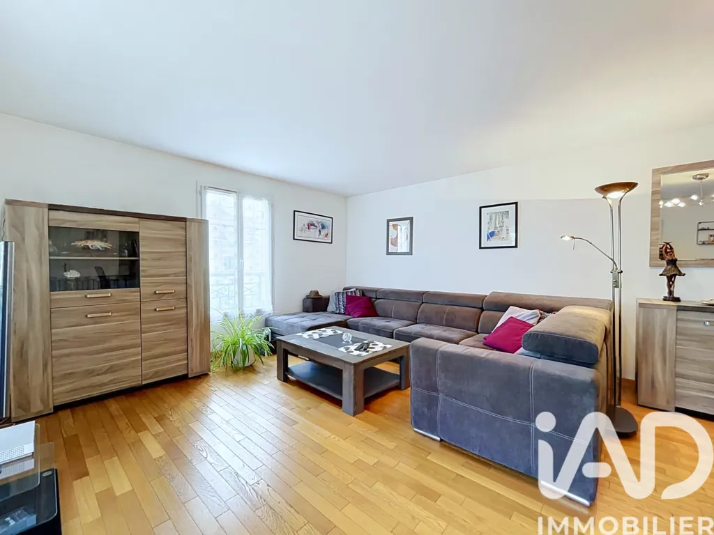 Living Room - Duplex Apartment with Terrace in Emerainville