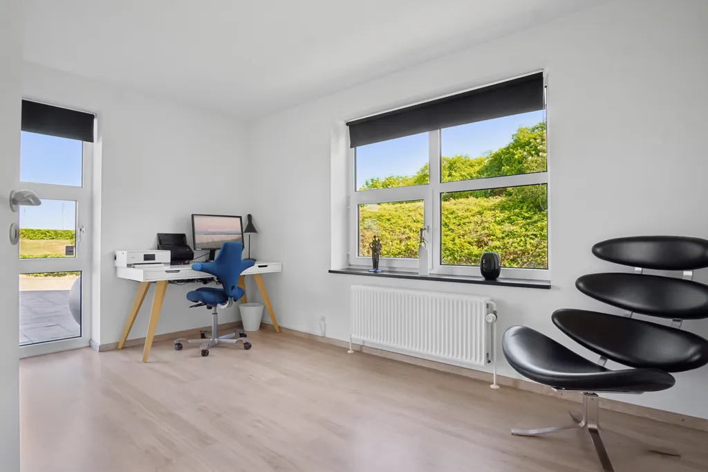 Bureau - Architectural House with Water View in Aabenraa