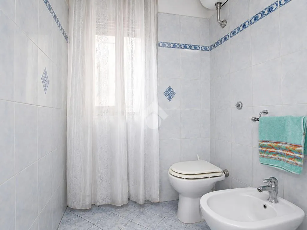 Salles de bain - 4-Bedroom Apartment with Garage in Lucera