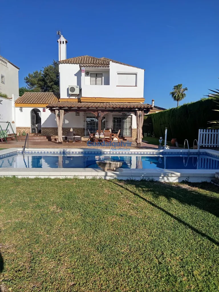 Pool - Independent Chalet with Pool in Cerros de Montequinto