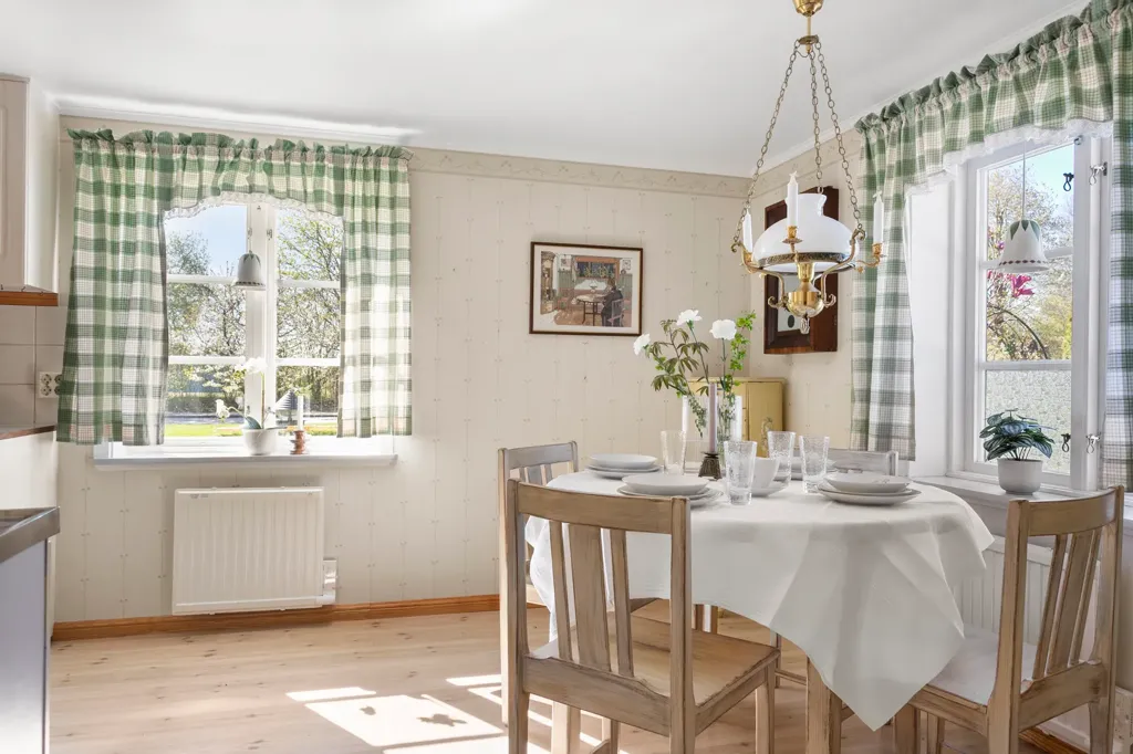 Söögituba - 1900s Villa with Garden in Veddige