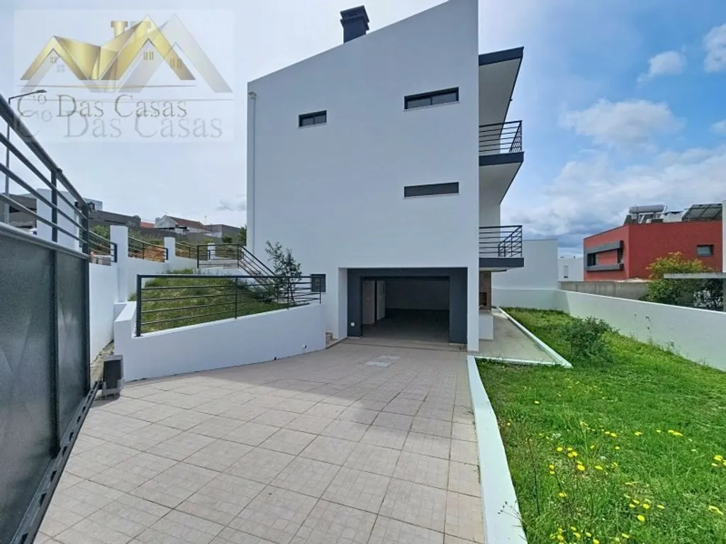 Exterior - Modern House in Final Renovation in Almada