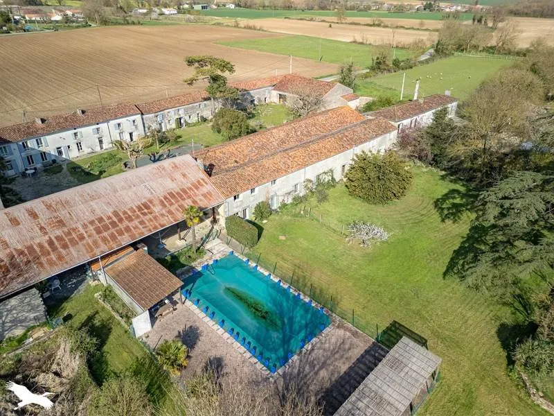 Vue aérienne - Domaine historique avec piscine près de la côte
