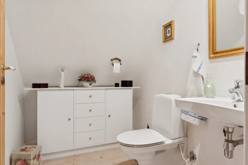 Bathrooms - 1912 Villa with Water View in Kalundborg